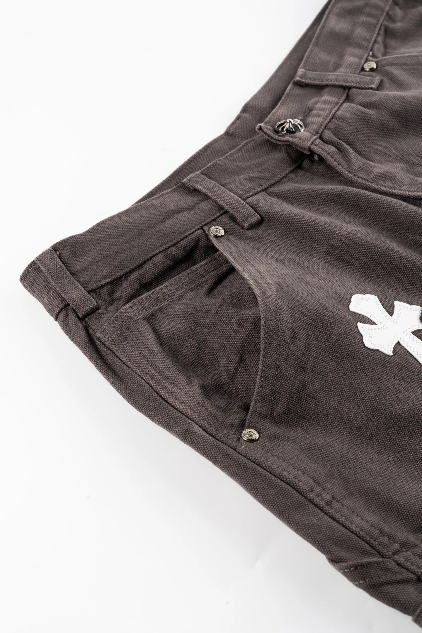 P250 Chrome Hearts Matty Boy Sex Records Patchwork leather workwear high street jeans It is well known that chromehearts jeans use vintage Levis jeans as the base for their creations. They usually add their own unique silver buckles and silver ornaments, plus patchwork embellishments. This is what doubles the value of these vintage jeans. Because the base is vintage jeans, the jeans themselves have become very soft and comfortable after years of baptism. This can be distinguished from ordinary jeans. Regarding the size, you should also refer to the pants data. Style number: 1636# Color: Gray Size: 28 30 32 34 36